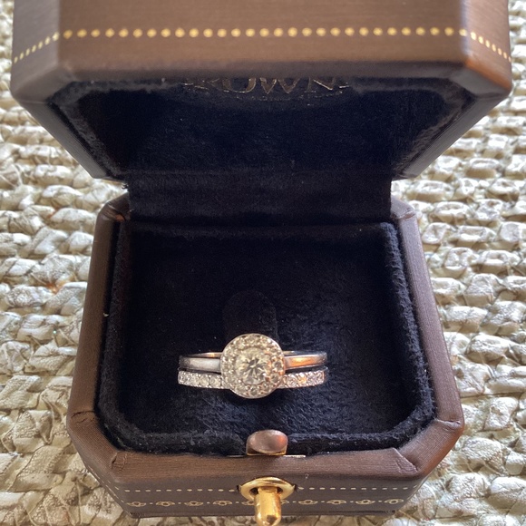 Beautiful Wedding Ring Set - Picture 1 of 9
